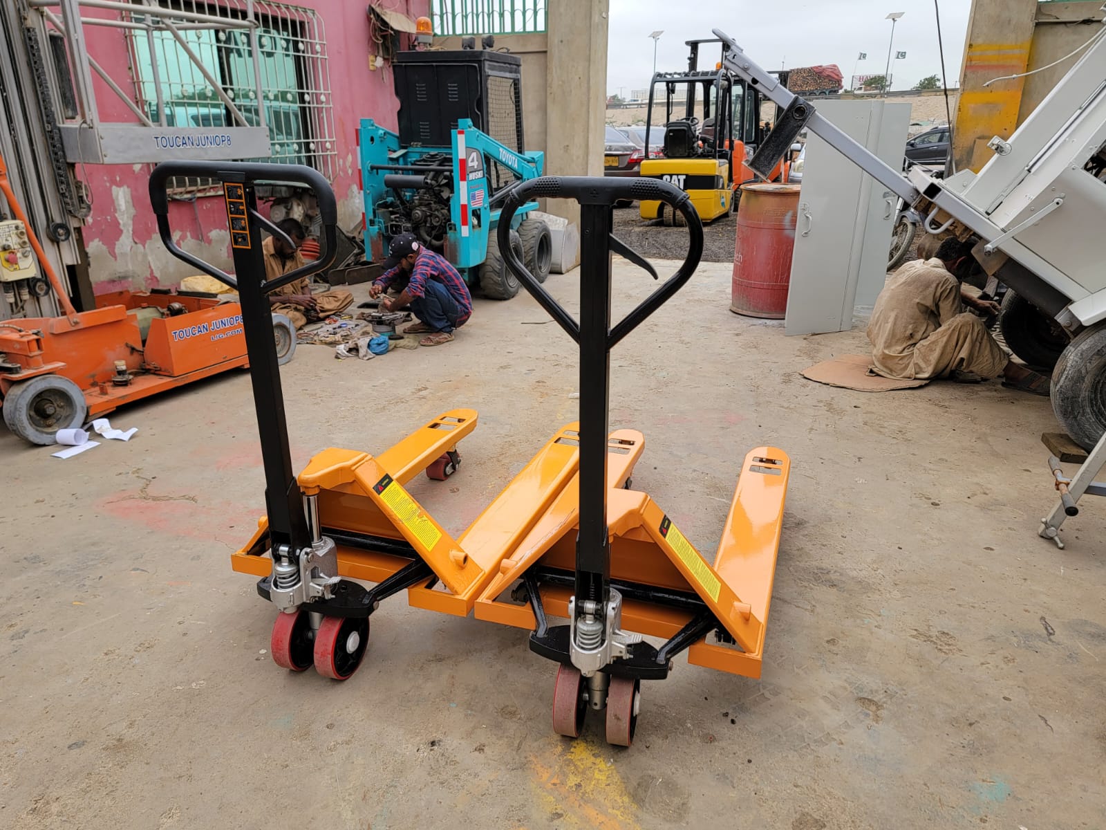 3000 Kg Brand New Hand Pallet Trucks- Tell: 03219269422