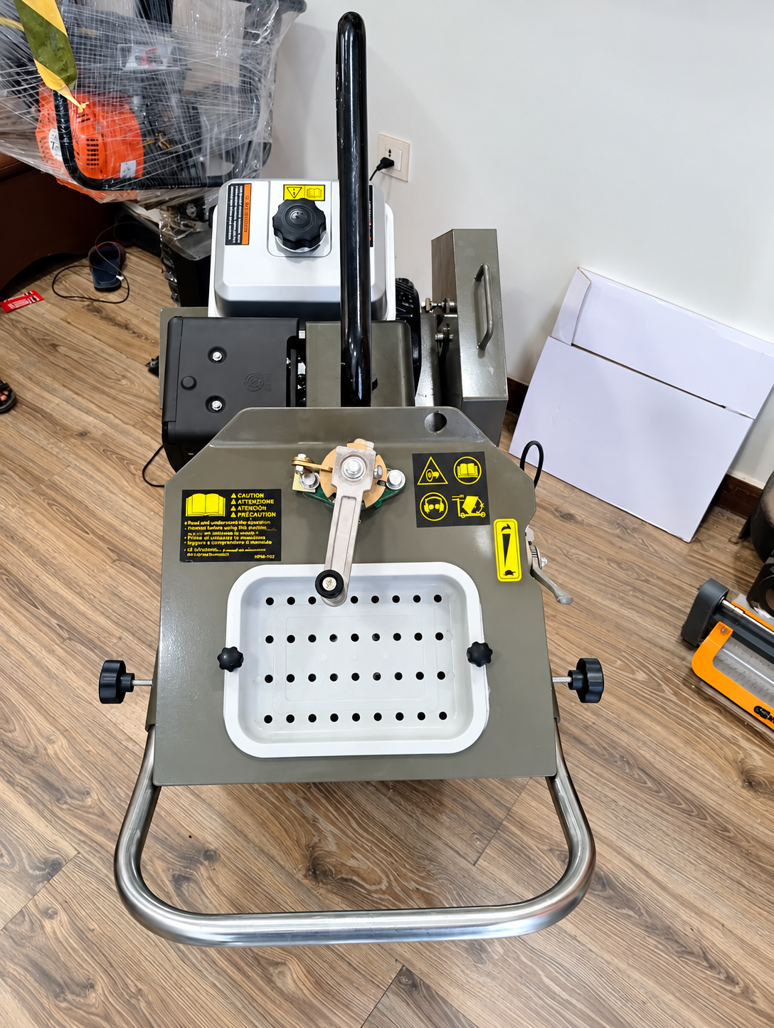 Concrete cutting machine for expansion joint cutting