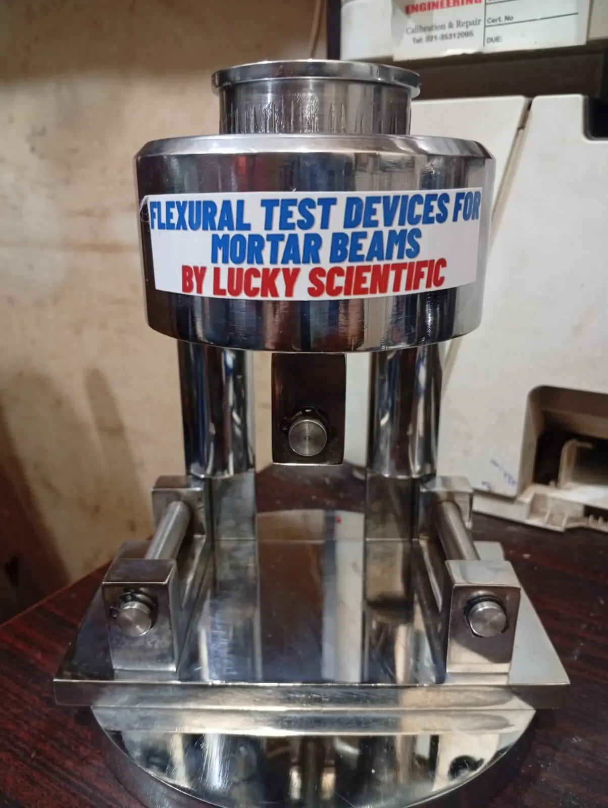 Flexural test device for mortar beams used to measure bending strength of cement specimens in laboratory testing