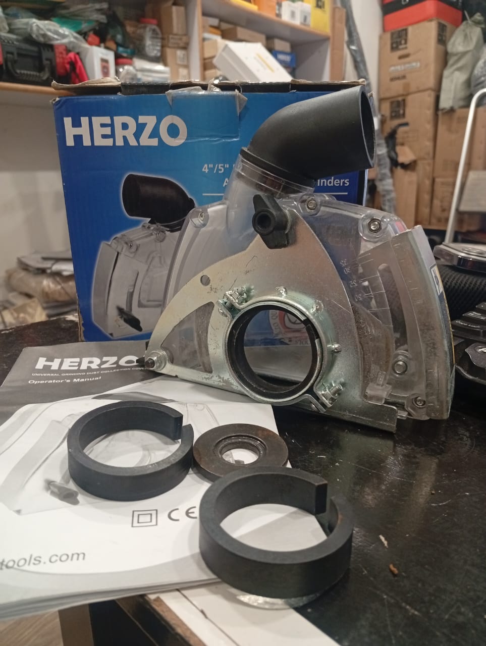 HERZO grinder dust guard with vacuum outlet