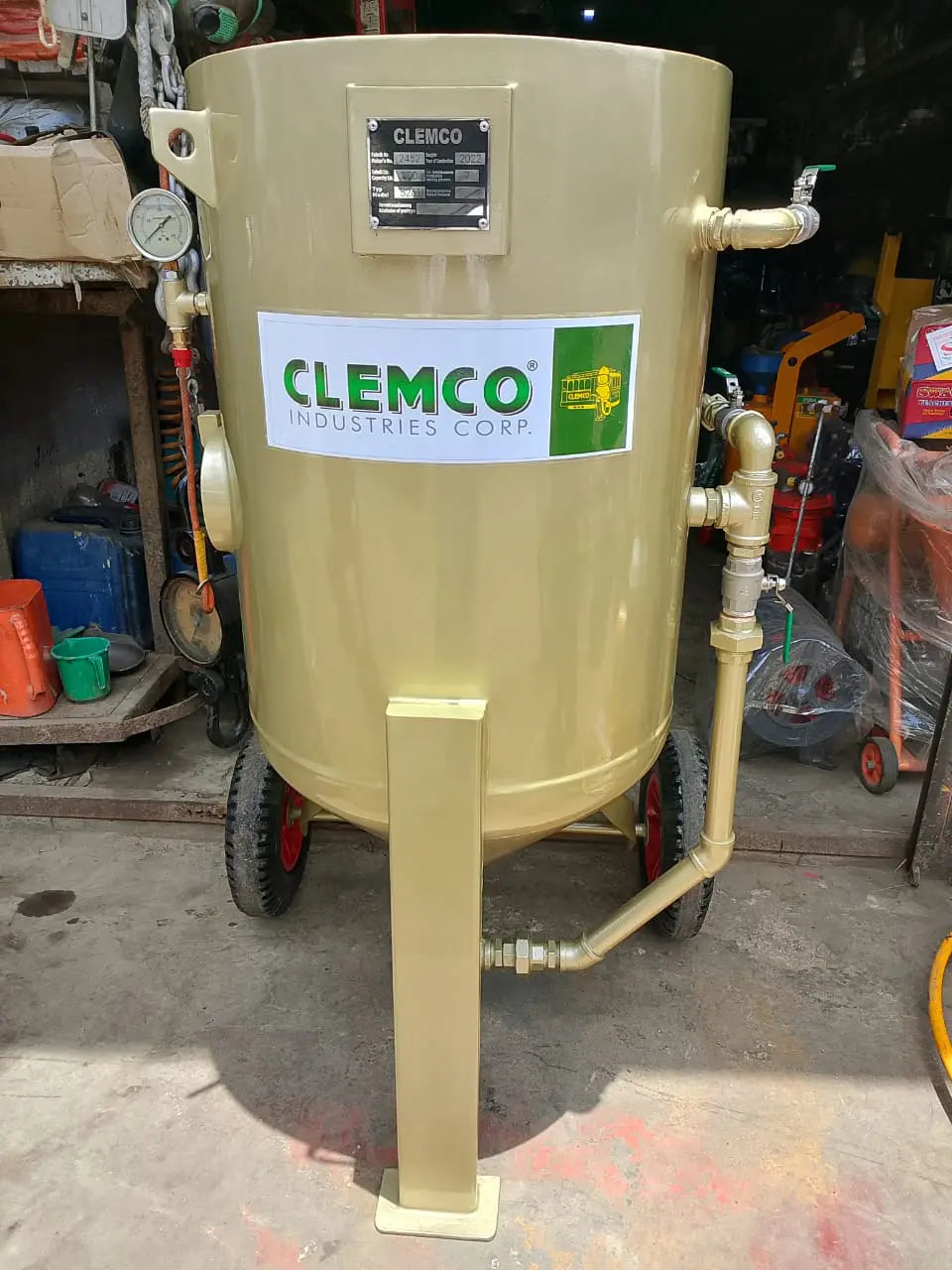 CLEMCO ( U.S.A) SAND BLASTING MACHINE, TANK CAPACITY 300 LITER LESCO