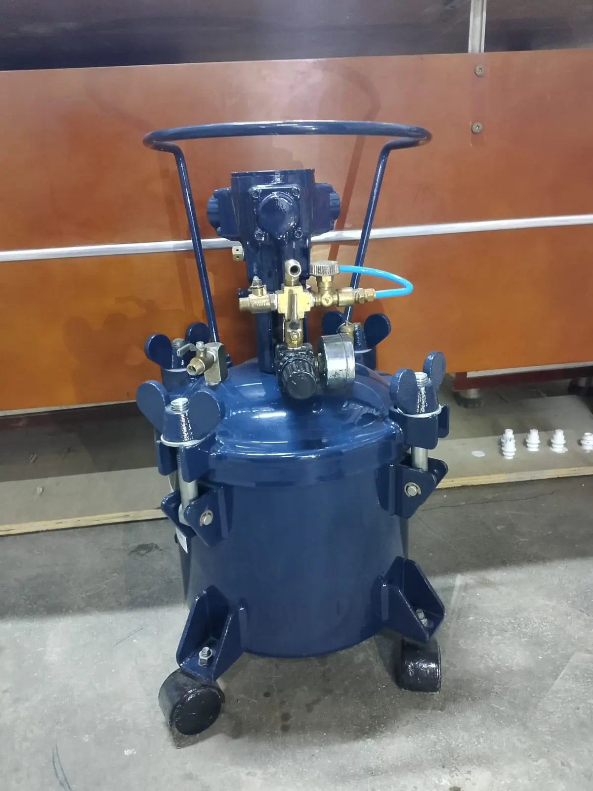 Heavy duty airless paint sprayer pneumatic system for construction and steel painting