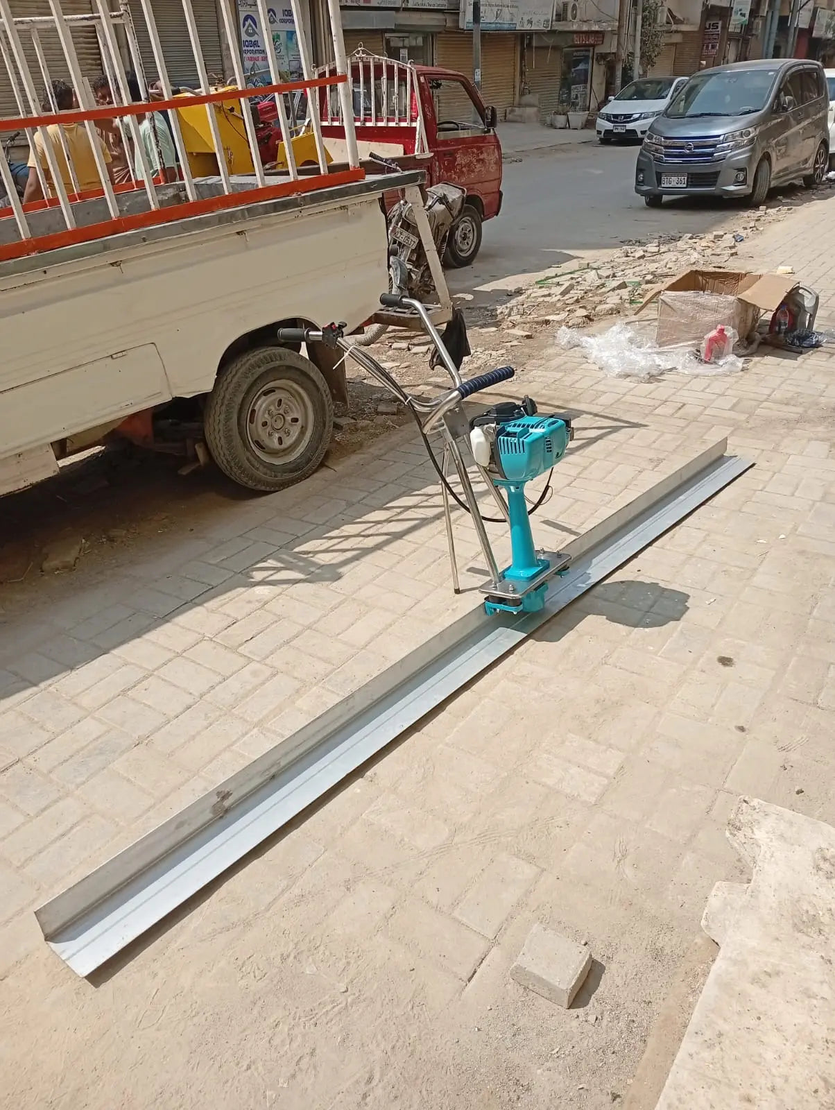 Concrete leveling machine for construction site