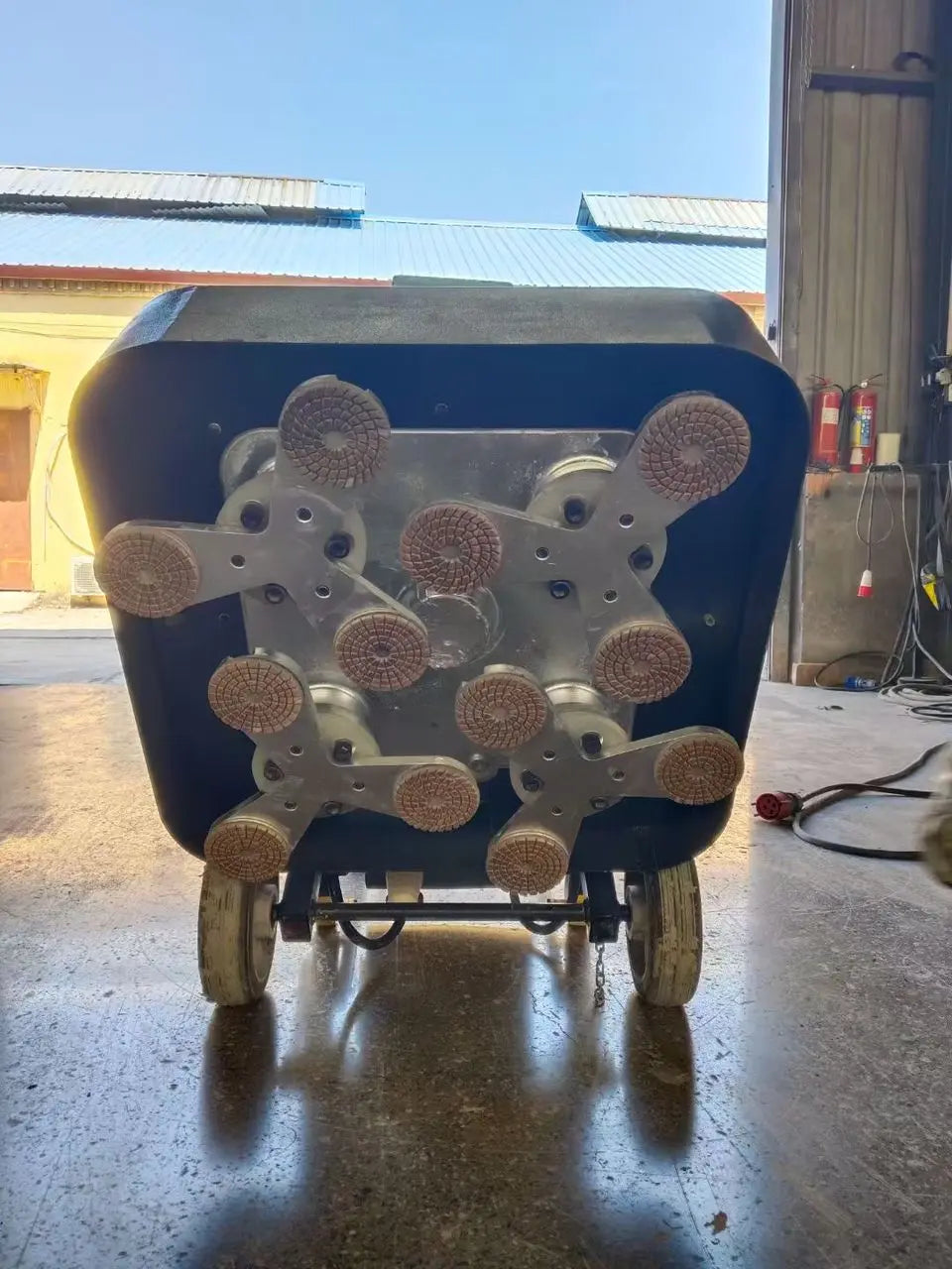 Concrete floor grinding machine with diamond disc for smooth finishing
