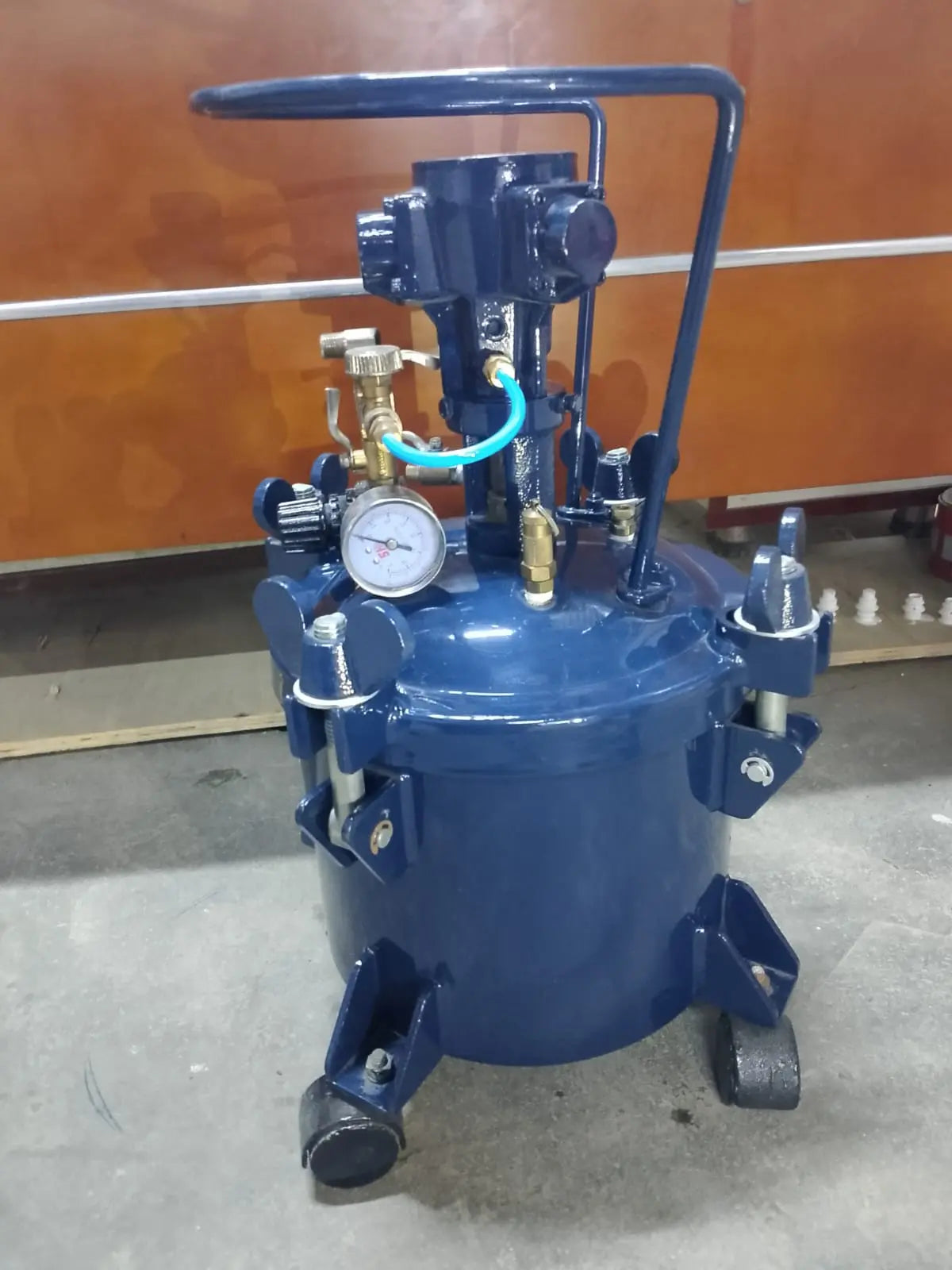 Industrial pneumatic airless spray machine for fast and smooth paint application