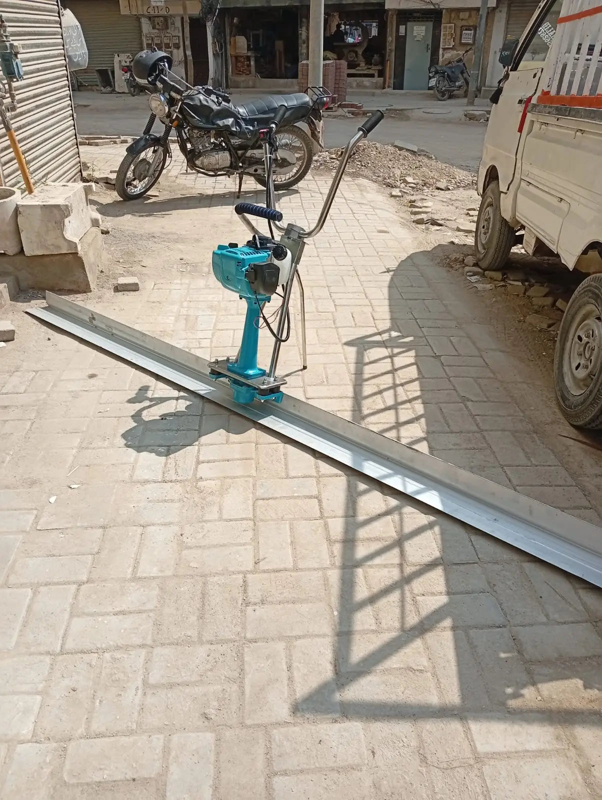 Screed machine for road and floor finishing