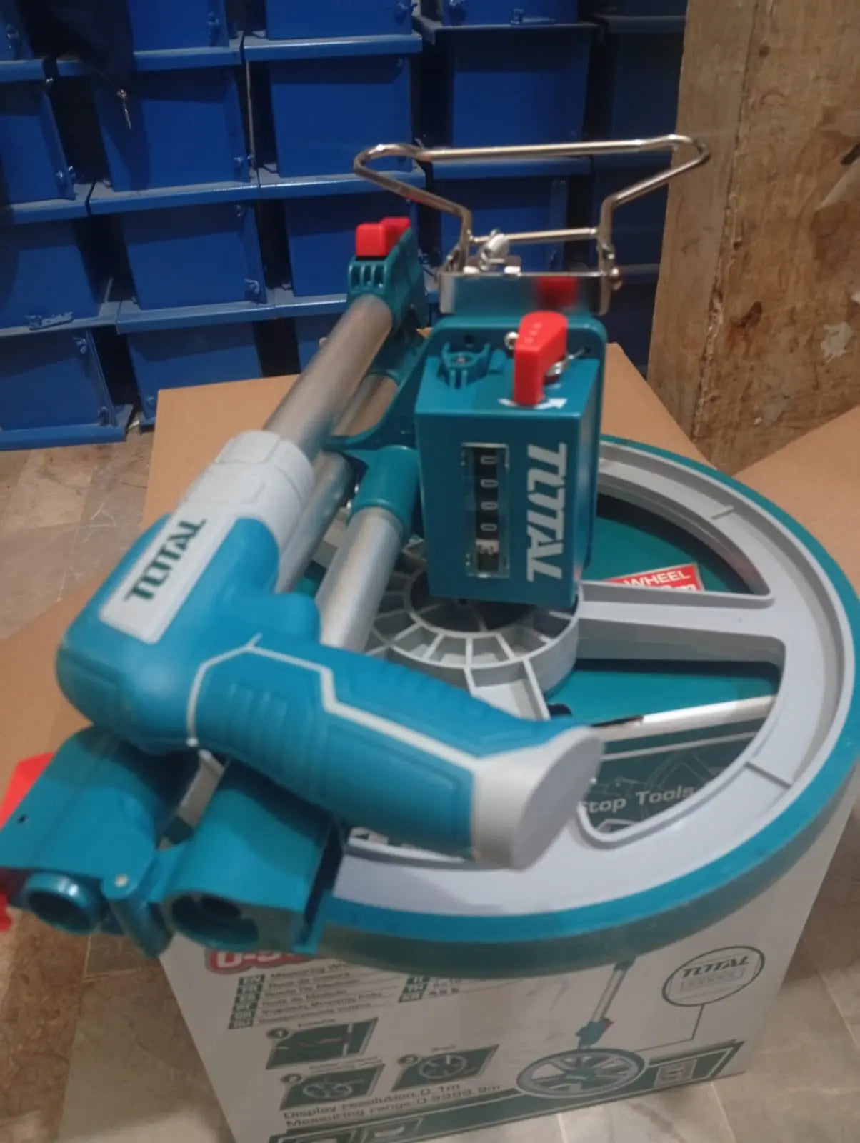 Construction measuring wheel for quick and precise distance calculation