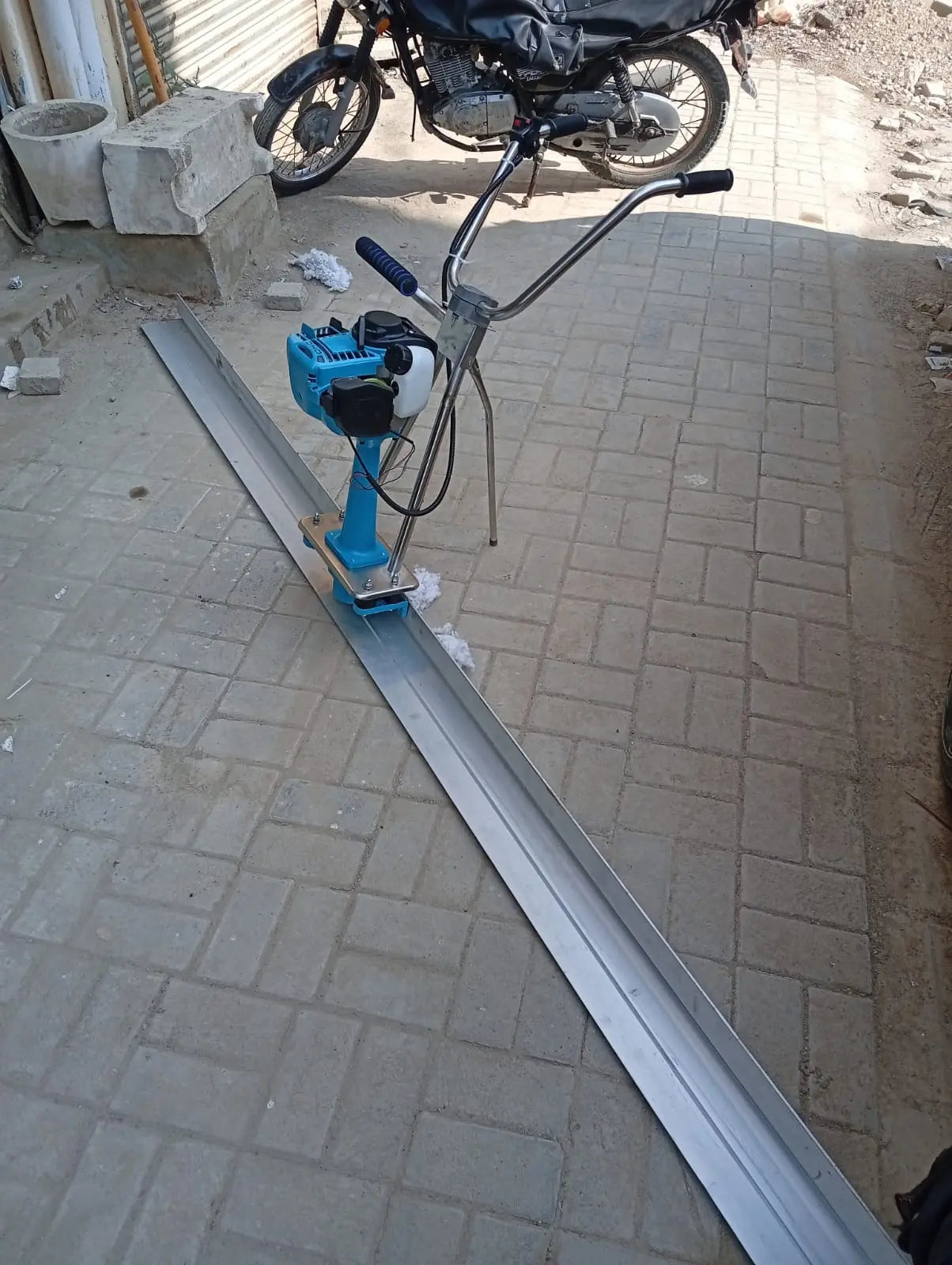 Vibratory screed machine for concrete surface finishing