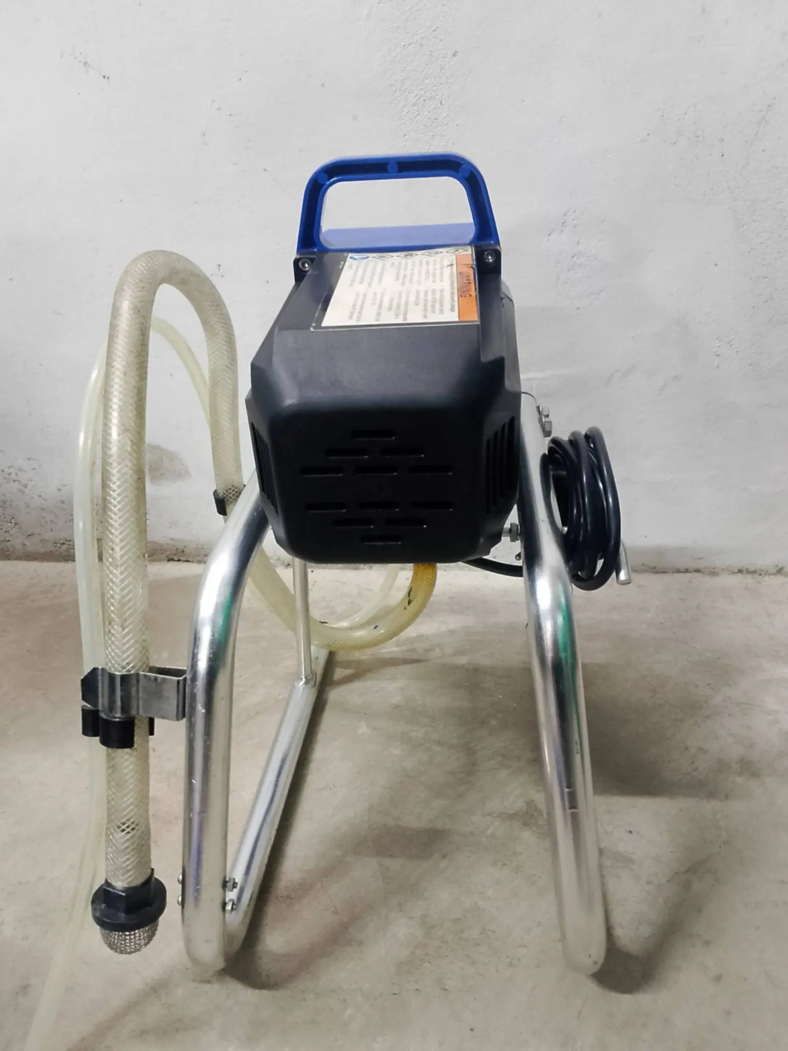 Airless paint sprayer for smooth wall finishing